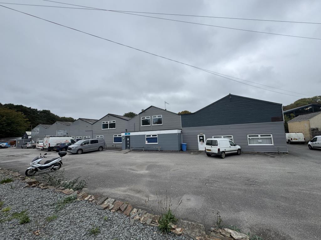 Lot: 76 - INDUSTRIAL/OFFICE UNIT ON A LARGE PLOT WITH POTENTIAL - Front of the building